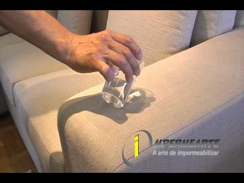 Como fazer a impermeabilização de sofá? Vale a pena? Estraga o tecido?
